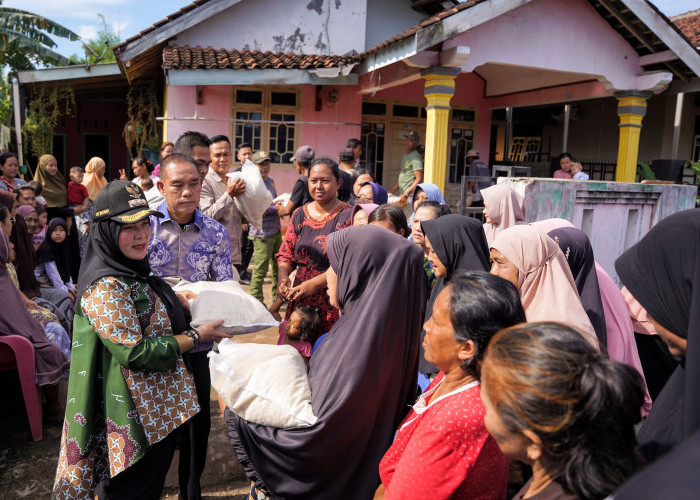 Tinjau Lokasi Banjir, Walikota Eva Beri Bantuan dan Beasiswa Anak Korban Longsor