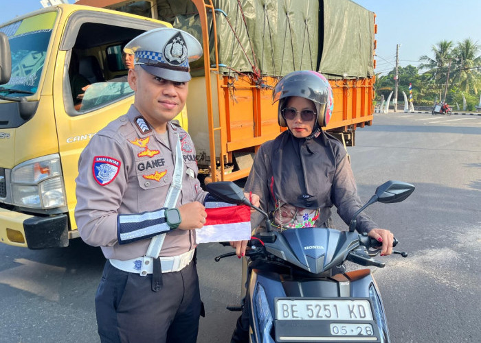 Merah Putih Untuk Negeri, Satlantas Polres Lampura Bagikan Bendera Ke Pengendara