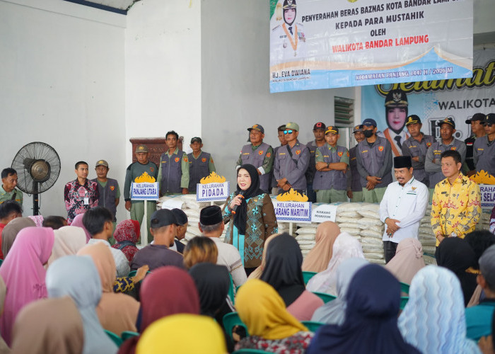 Pemkot dan Baznas Bandar Lampung Bagikan Bantuan Beras ke Warga