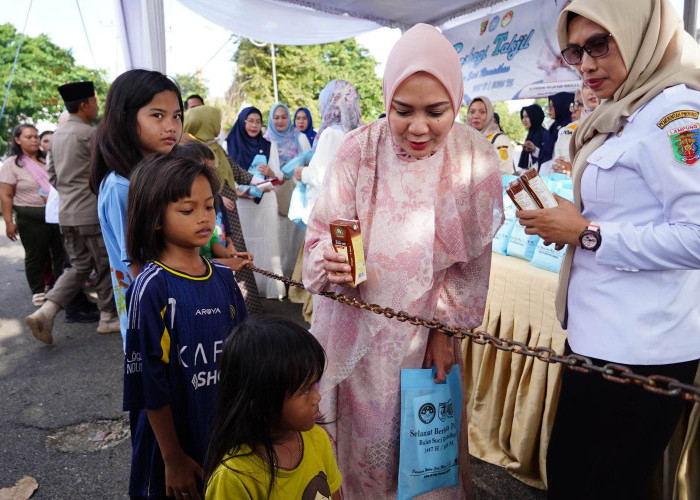 Pembagian Takjil PKK dan DWP Provinsi Lampung Disambut Antusias Warga 