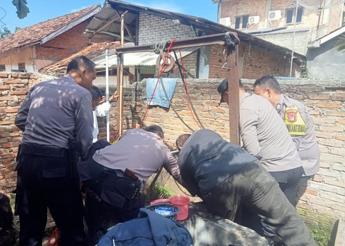 Personel Polsek Kotabumi Kota Evakuasi Warga Yang Jatuh ke Dalam Sumur