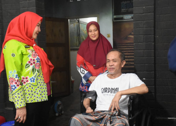 Pemkot Bandar Lampung Bagikan 114 Kursi Roda, Alat Pendengaran dan Tongkat ke Warga Disabilitas