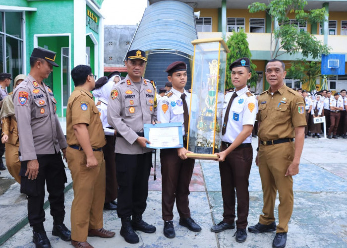 Kapolres Lampung Utara Serahkan Piala Penghargaan Kepada Siswa SMA Kemala Bhayangkari