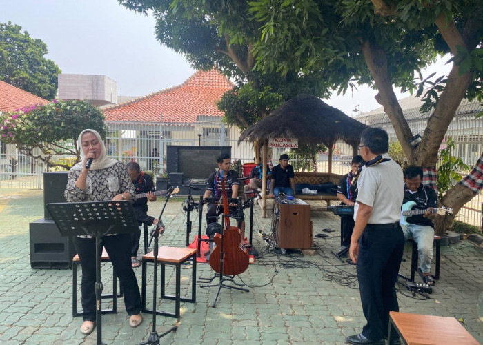 Salurkan Bakat, Wabin dan Pengunjung  Lapas Bandar Lampung Bernyanyi Saat Jam Kunjungan 