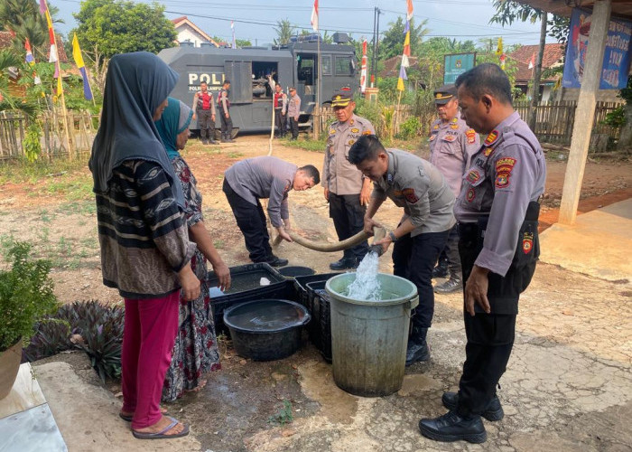 Polres Lampung Utara Bagikan Air Bersih Kepada Masyarakat