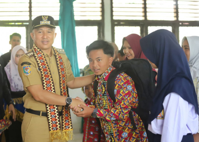 Parosil Bagikan 1.468 Seragam Gratis untuk Siswa SD-SMP