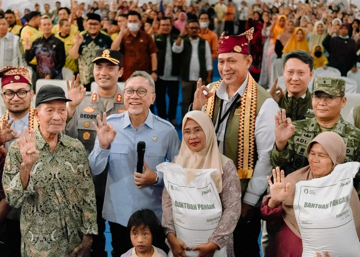 Menko Pangan-Zulkifli Hasan Bersama Dirut BULOG Salurkan Bantuan Beras di Lampung Selatan