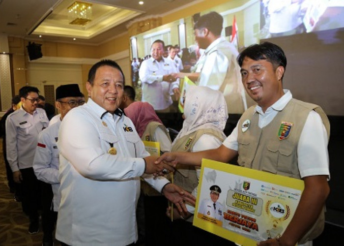 Arinal Djunaidi memberikan Anugerah Kartu Petani Berjaya (KPB) Award Tahun 2023