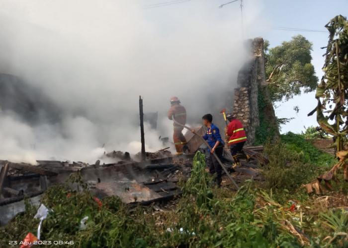 Satu Rumah Dilahap Si Jago Merah Diduga Akibat Konsleting Listrik