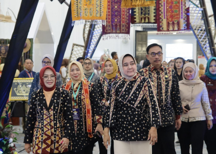 Ketua Dekranasda Lampung Dampingi Isteri Menteri Desa PDTT Kunjungi Lampung Craft 2023