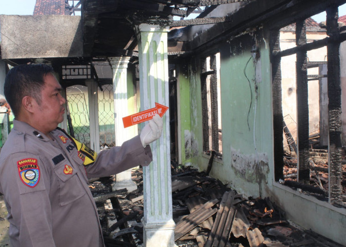 Diduga Korsleting Listrik Saat Cas HP,  Rumah Warga di Pekon Wates Ludes Terbakar