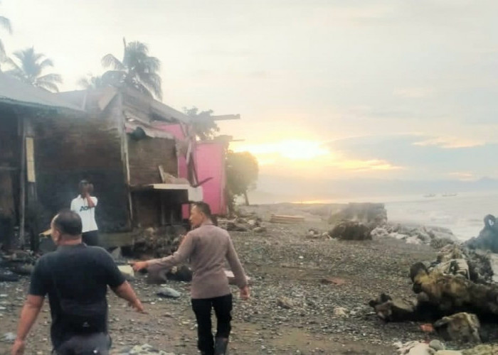 Belasan Rumah Warga Pesisir Kota Agung Rusak Diterjang Gelombang Tinggi 