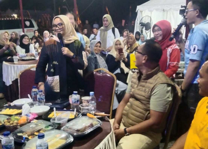 Meriah, Bupati Lamtim Membaur Bersama Warga Nobar Piala Dunia