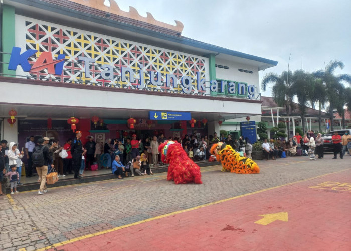 Sambut Tahun Baru Imlek, Barongsai Hibur Penumpang di Stasiun Tanjungkarang