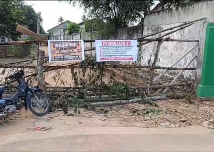Kecewa Tiga Anak Gagal Masuk SMAN 1 Labuhan Ratu, Warga Tutup Akses Jalan Sekolah