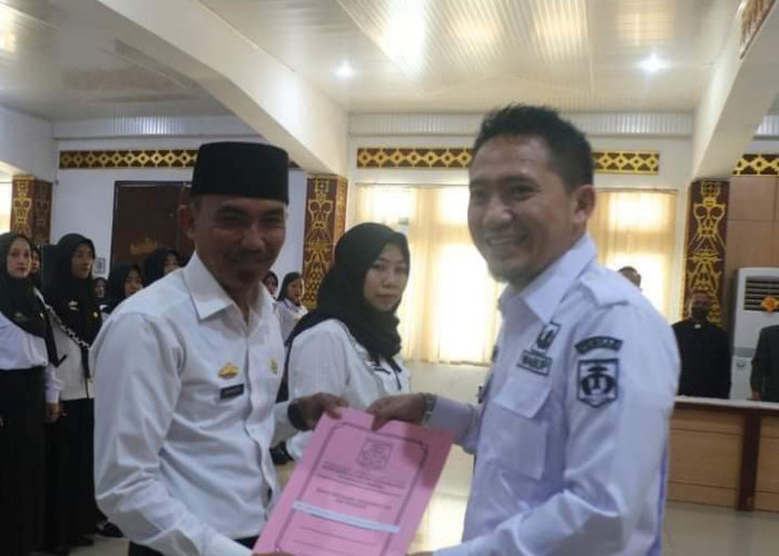 Wabup Lampung Utara Ardian Saputra Serahkan Surat Keputusan (SK) PPPK. 