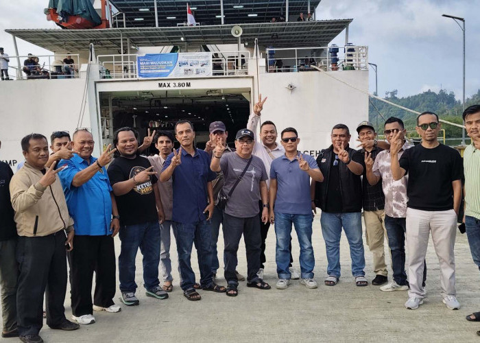 Di Pelabuhan Sinabang, PWI Simeulue Lepas Nasir Nurdin dengan Teriakan Dua Periode