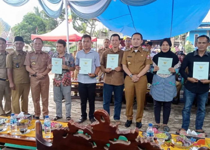 Wabup Lampura Serahkan Sertifikat Warga Gunung Gijul.