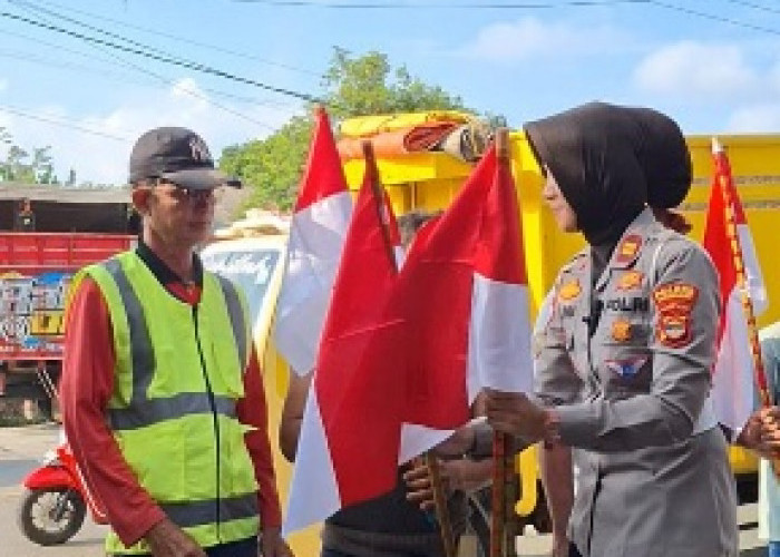 Sat Lantas Polres Pesawaran Bagikan 1.000 Bendera Merah Putih
