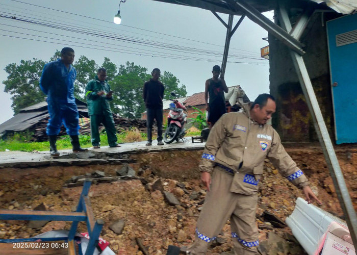 Hujan Lebat Mengguyur Bandar Lampung, Satu Bangunan Bengkel Amblas