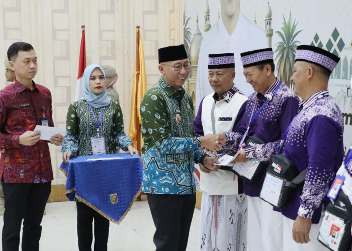 Bentuk Perhatian Kepada Jamaah Haji, Gubernur Mirza Berikan Uang Saku Rp1 Juta Per Jamaah
