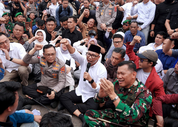 Guyub! Gubernur, Pangdam, dan Kapolda Lampung Duduk Lesehan Bersama Massa Aksi