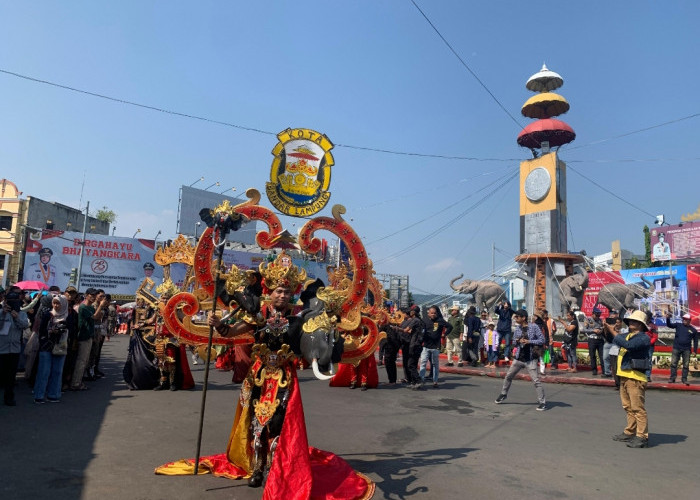 Pemkot Bandar Lampung Gelar Pawai Budaya dan Karnaval Mobil Hias di Tugu Adipura