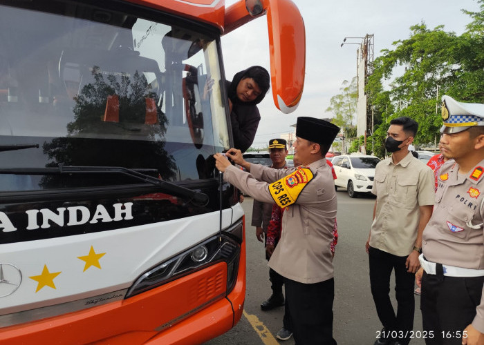 Polres Lampung Utara Sosialisasikan dan Pasang Stiker Hotline Mudik Polri 110