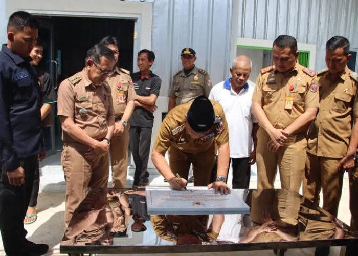 Pj. Bupati Lampura Resmikan Bangsal Pasca Panen di Desa Ibul Jaya, Dorong Peningkatannya Kesejahteraan Petani