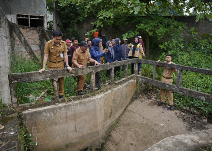 Walikota Eva Tinjau Aliran Sungai dan Gorong-Gorong di Perumahan Pujangga Alam