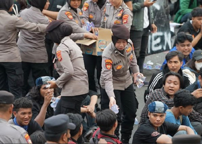 Polisi Humanis Kawal Demo Dua Tahun Prabowo-Gibran di Lampung, Massa Sampaikan 8 Tuntutan