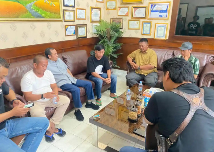 Didampingi Wabup Lampura, Pelaku Penembakan Pedagang Ayam Geprek Serahkan Diri ke Polisi