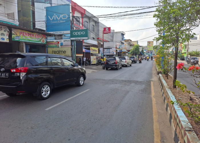 Warga Keluhkan Banyak Nya Kendaraan Parkir di Bahu Jalan Jendral Sudirman. 