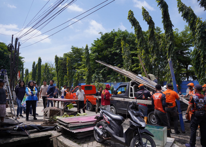 Walikota Eva Bongkar Sejumlah Saluran Drainase di Kecamatan Panjang