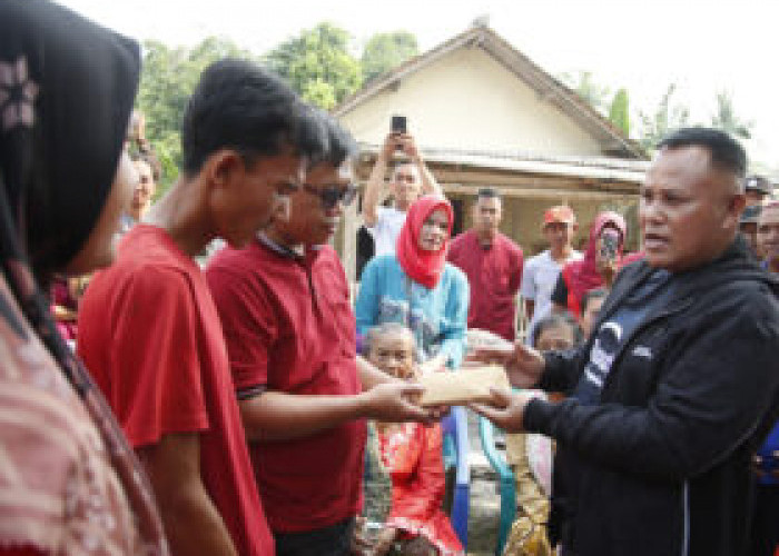 Bupati Nanang Menggulirkan Bantuan Bedah Rumah di Desa Agom Kalianda
