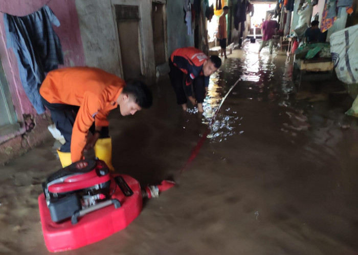 Pemkot Bandar Lampung Bantu Warga Bersihkan Lumpur Sisa Banjir