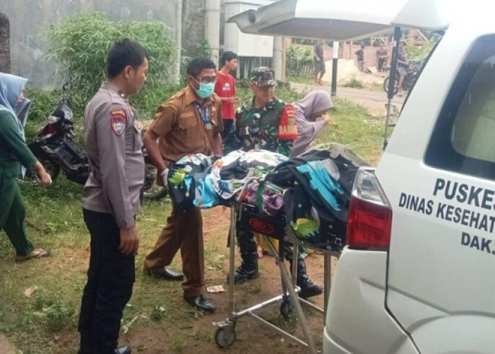Babinsa 412-03/Bukit Kemuning Bersama Masyarakat Bantu Evakuasi Penemuan Mayat