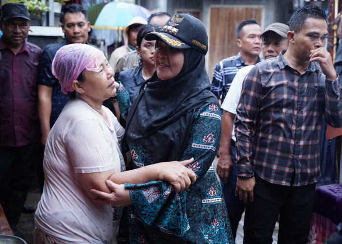 Di Bawah Guyuran Hujan, Bunda Eva Kunjungi Korban Banjir dan Janji Perbaikan Rumah Rusak