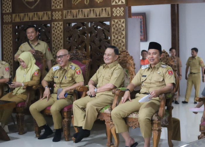 Komitmen Lestarikan Budaya di Lampung Barat, Parosil Beri Bantuan Budaya Sekura Cakak Buah