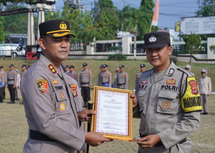 Kapolres Lampura Beri Penghargaan Kepada Dua Personel Berprestasi