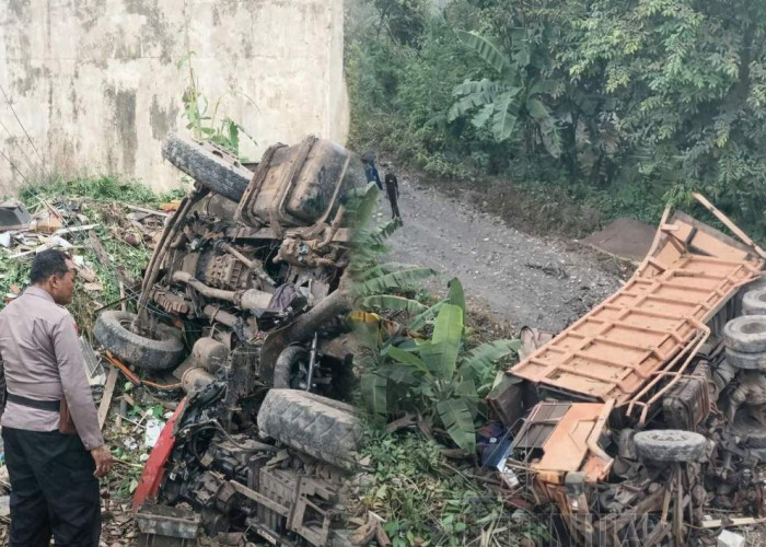 Dump Truck Terguling di Tanjakan PJR Panjang, 4 Warga Terluka