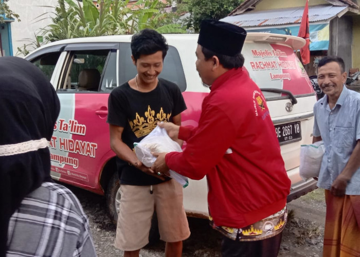 MT Rachmat Hidayat Lampung Bagikan Sembako ke Korban Banjir Tanggamus