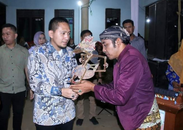 Wabup Lampura Hadiri Pergelaran Wayang Kulit