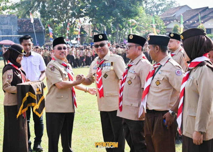 Sekda Pesawaran Sematkan Penghargaan TPOD pada Upacara Hari Pramuka ke-63