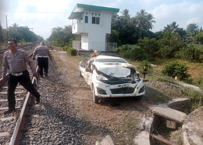 Tragis! Daihatsu Ayla Dihantam Kereta Babaranjang di Perlintasan Sungkai Utara Dua Tewas