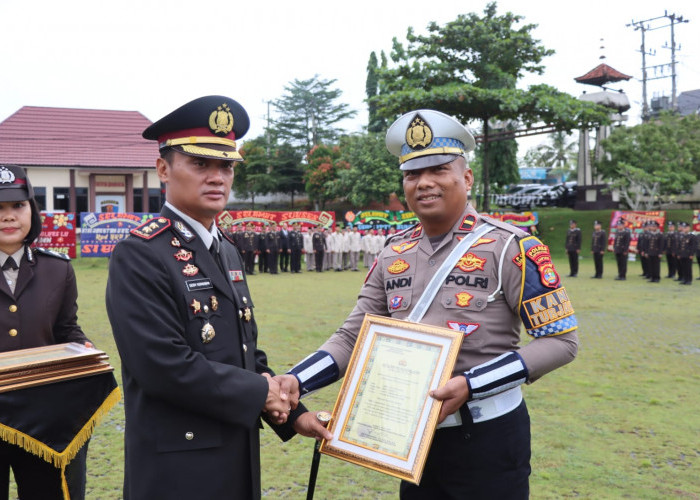 Bekuk DPO Curanmor Personel Satlantas Polres Lampung Utara Terima Penghargaan Kapolres 