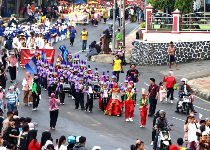 Pawai Drum Band dan Pawai Mobil Hias Peringati HUT ke- 60 Provinsi Lampung