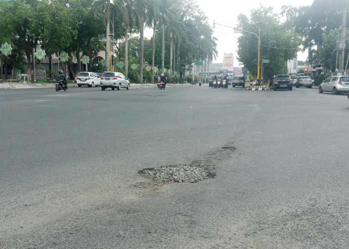 Ada Jalan Rusak di Pusat Kota Metro