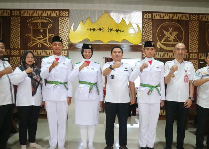 Harumkan Nama Daerah di Tingkat Provinsi, Tiga Paskibraka Asal Lambar Mendapat Tali Asih Dari Bupati