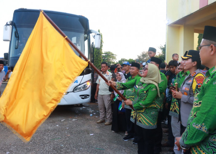 Bupati Lamtim Ela Siti Nuryamah Lepas 387 Jamaah Calon Haji 